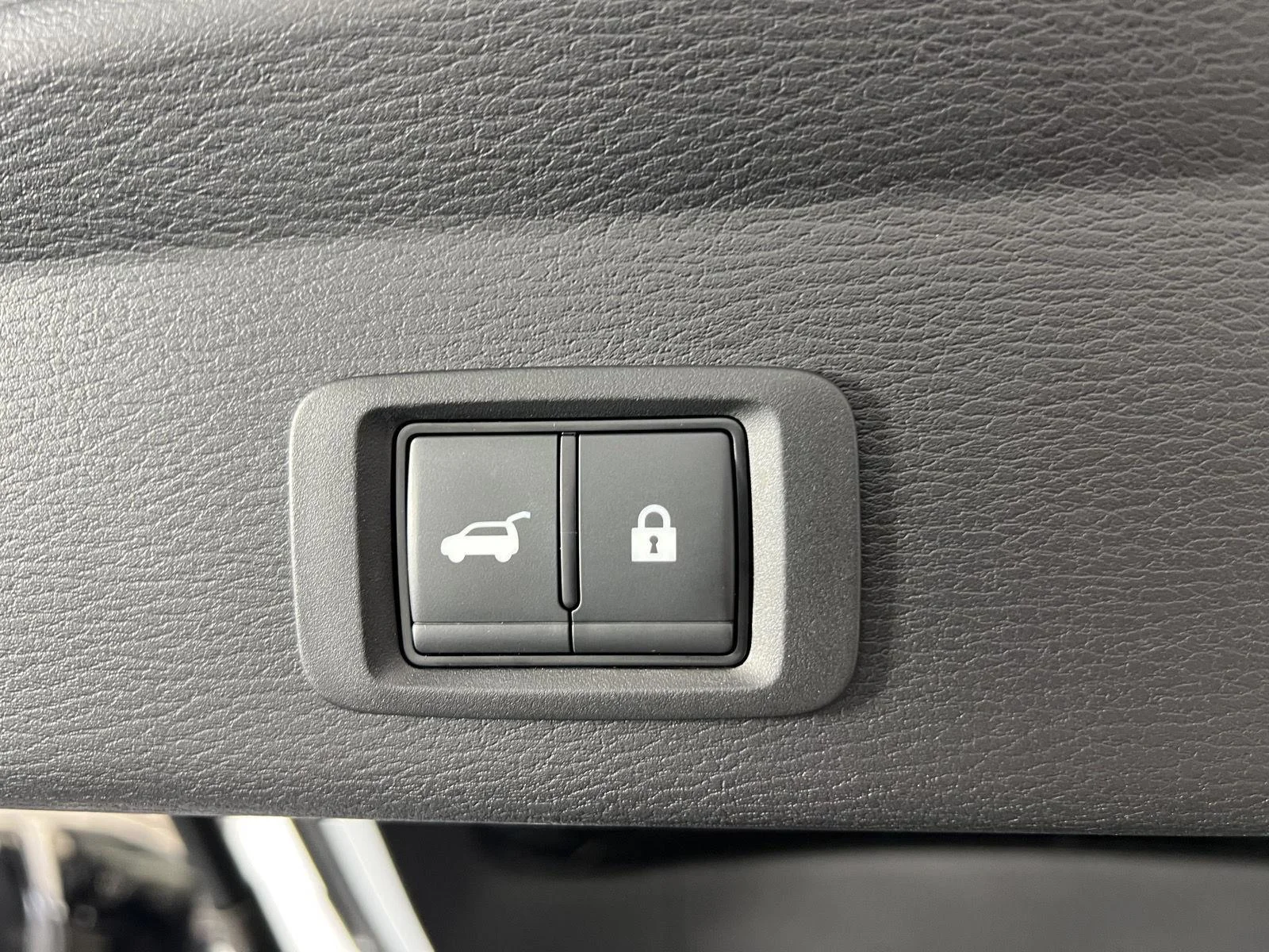Used 2023 White Diamond Mitsubishi SE image 31