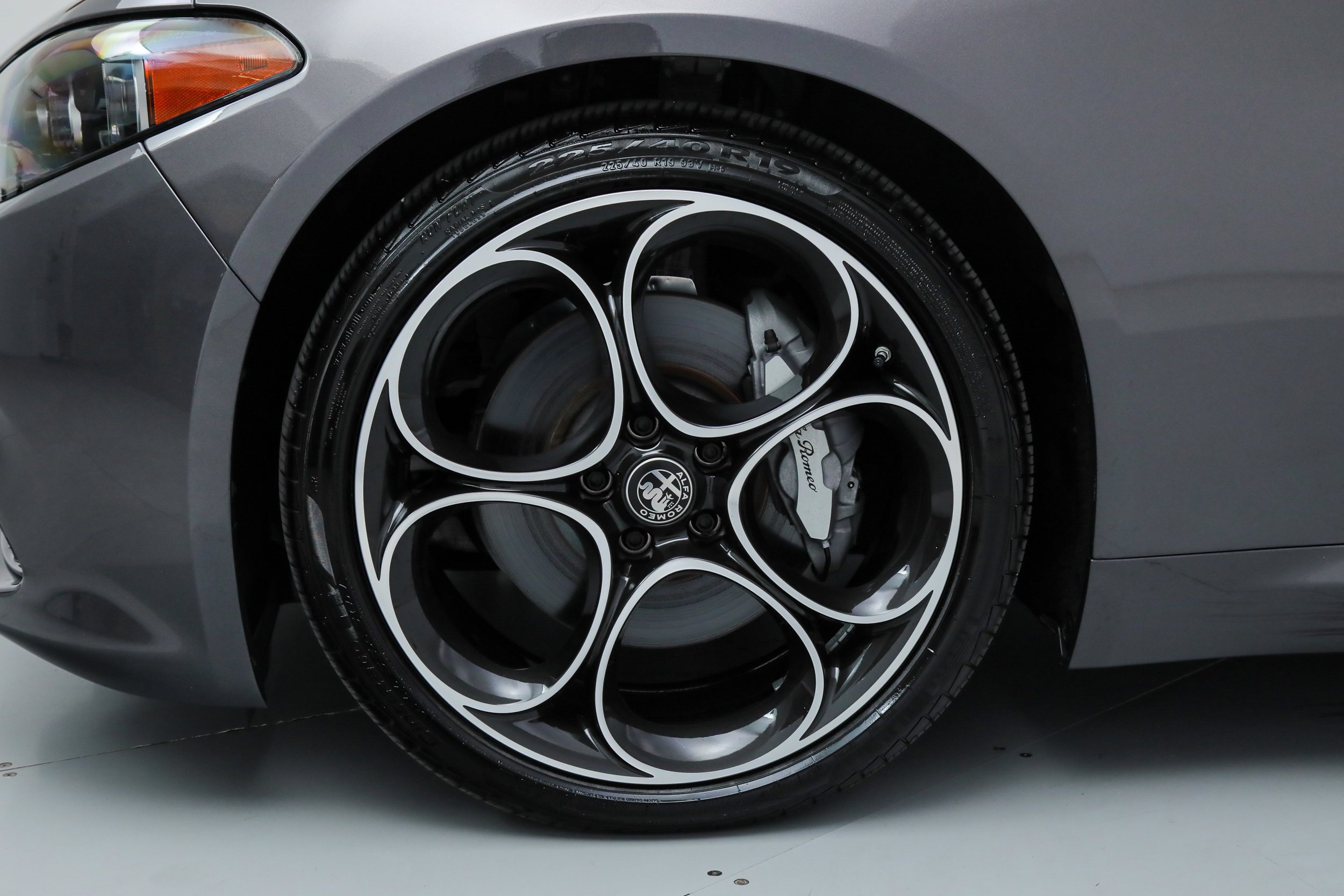 New 2025 Vesuvio Gray Metallic Exterior Paint Alfa Romeo  image 18
