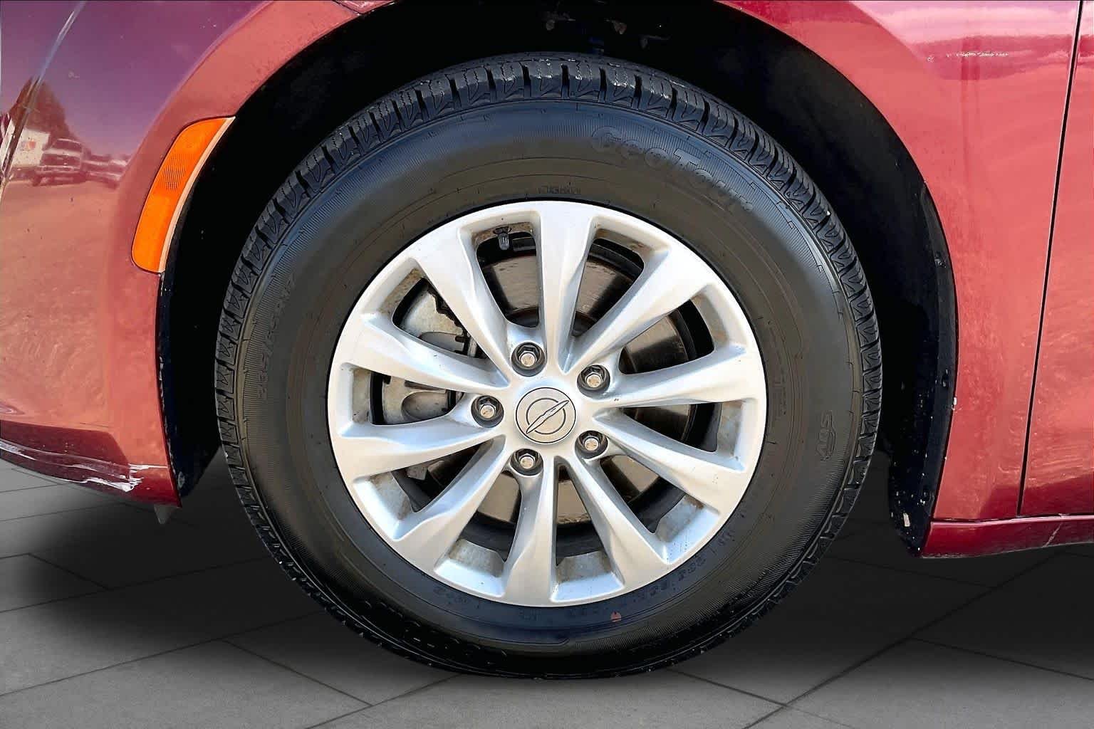 Used 2018 Velvet Red Pearlcoat Chrysler Touring L image 10