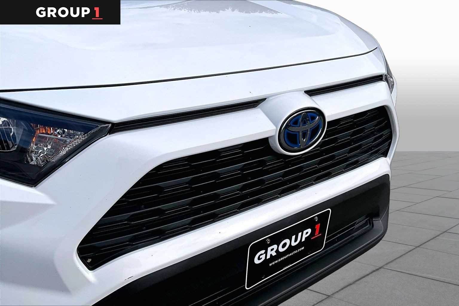 Used 2020 Super White Toyota Hybrid LE image 32