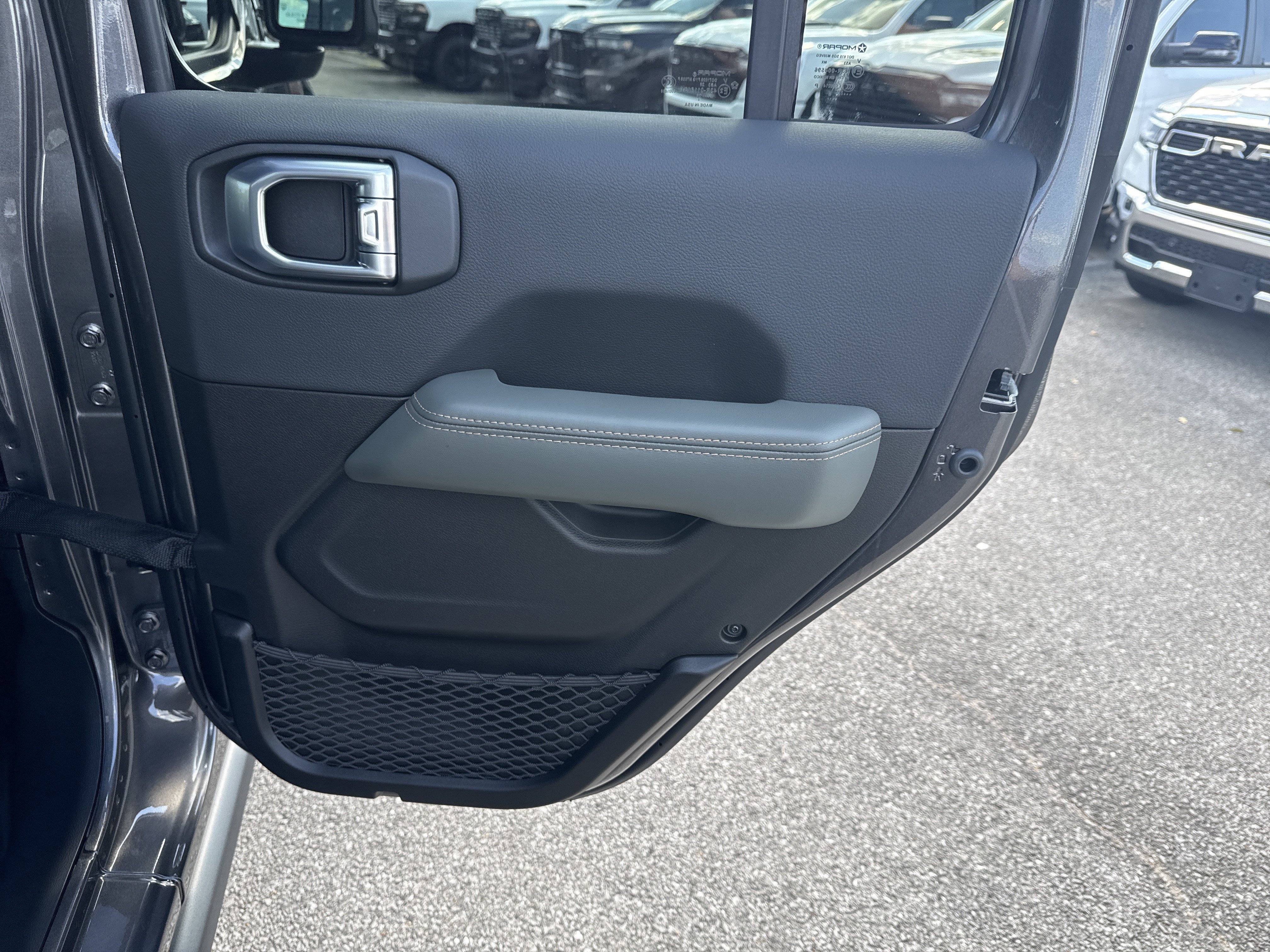 New 2026 Granite Crystal Metallic Clear-Coat Exterior Paint Jeep Mojave X image 17