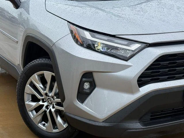 Certified Used 2025 SILVER SKY METALLIC Toyota XLE Premium image 3