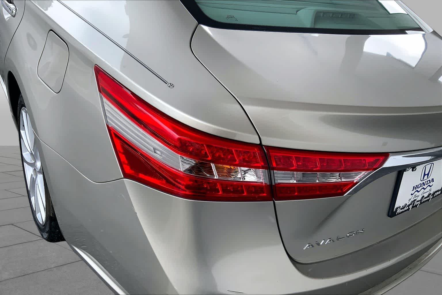 Used 2014 Creme Brulee Mica Toyota XLE image 28