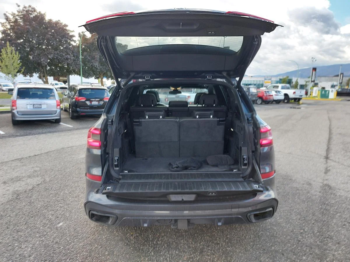 Used 2022 Blue BMW xDrive40i Sports Activity Vehicle image 9