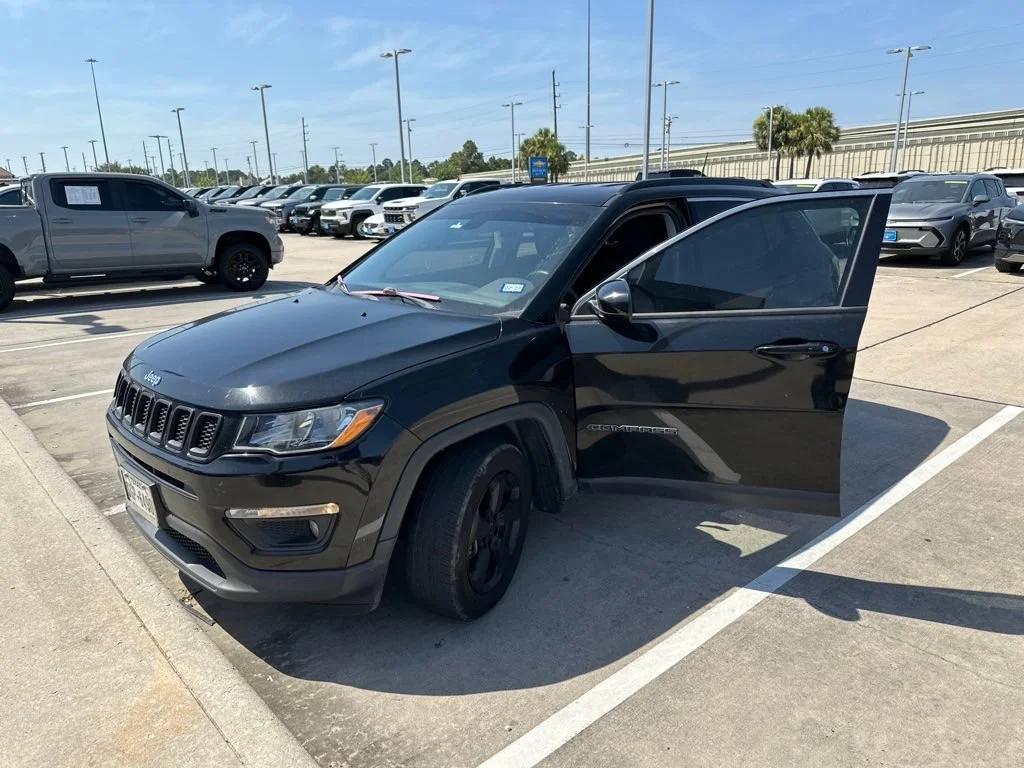 Used 2018 Black Jeep Latitude FWD image 1