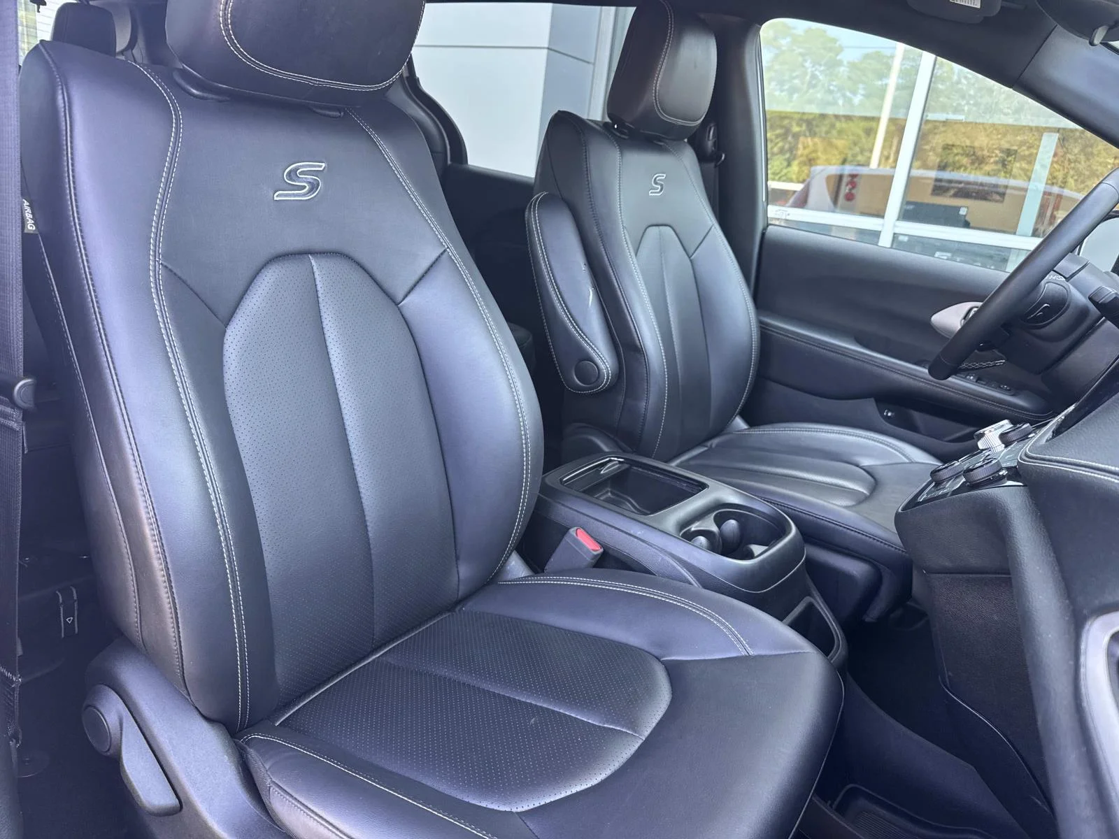 Used 2024 White Chrysler Hybrid S Appearance Pkg FWD image 12