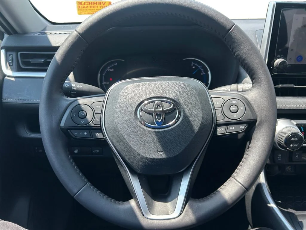 Used 2025 Silver Toyota XLE image 17