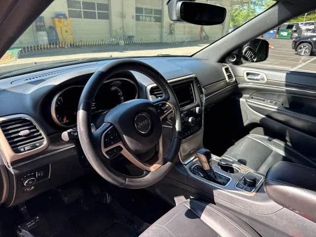 Used 2017 Diamond Black Crystal Pearlcoat Jeep Limited image 17