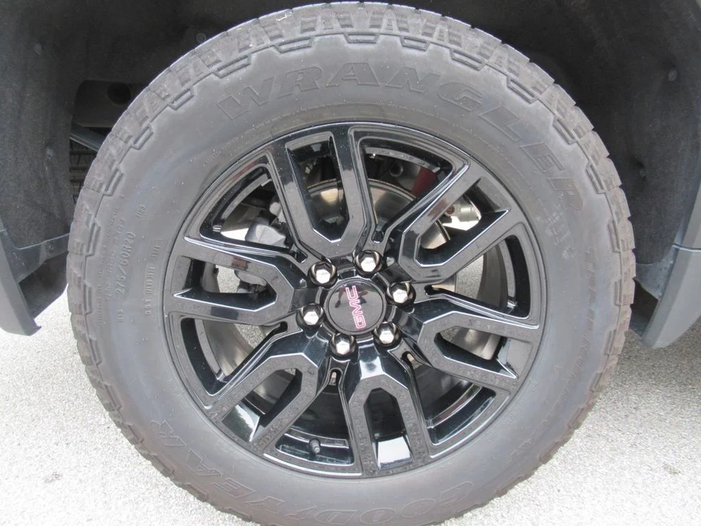 Used 2024 White GMC Elevation image 7