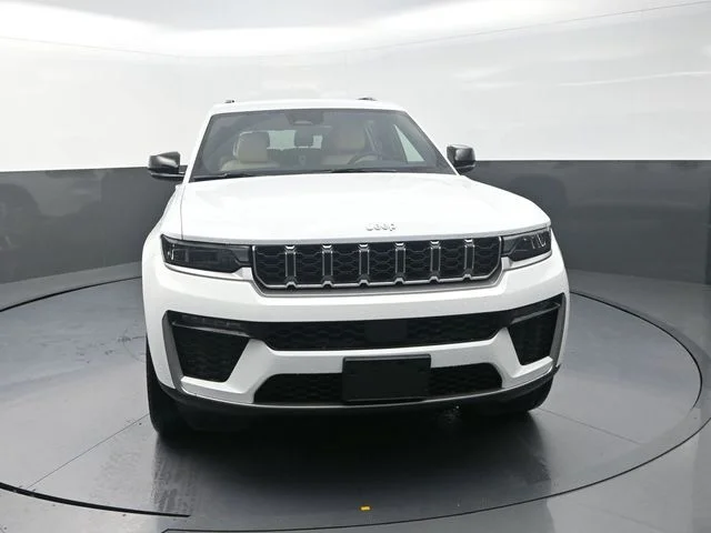 New 2026 Bright White Clear-Coat Exterior Paint Jeep Limited image 4