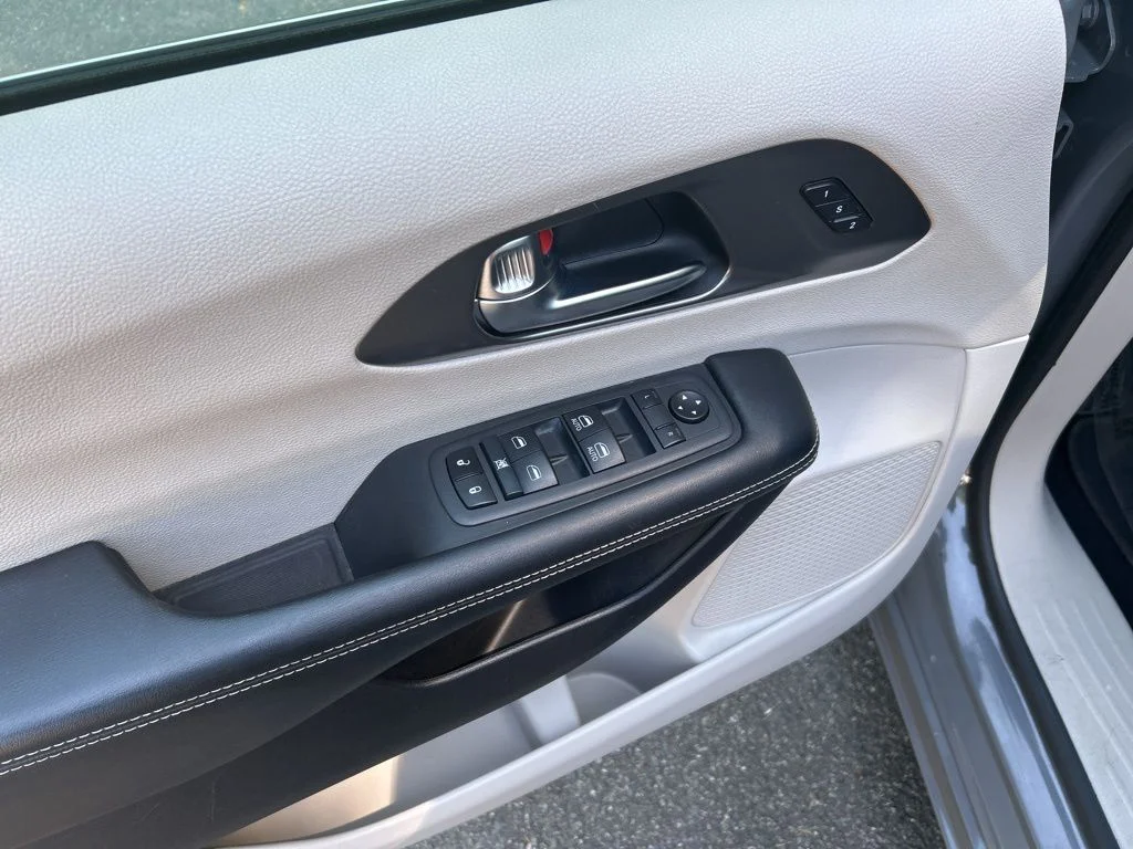 Used 2022 White Chrysler Touring L image 14
