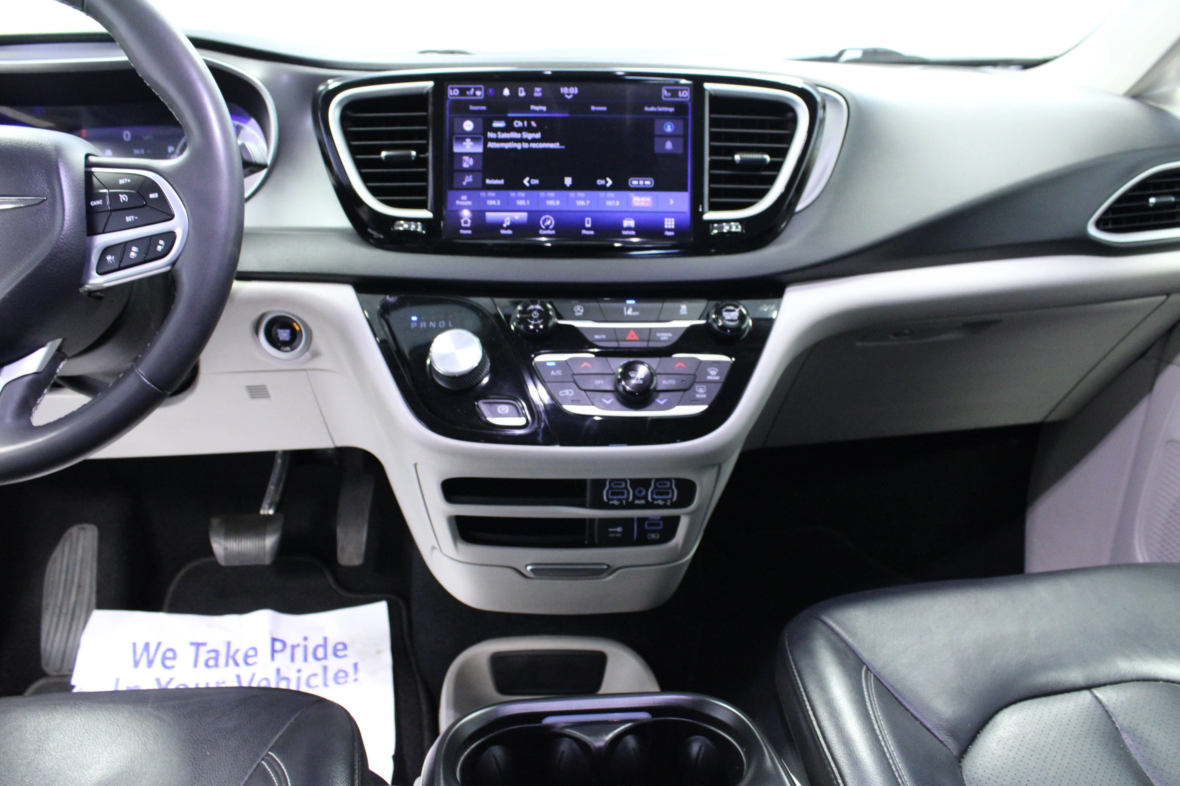 Used 2022 Bright White Clearcoat Chrysler Touring L image 19