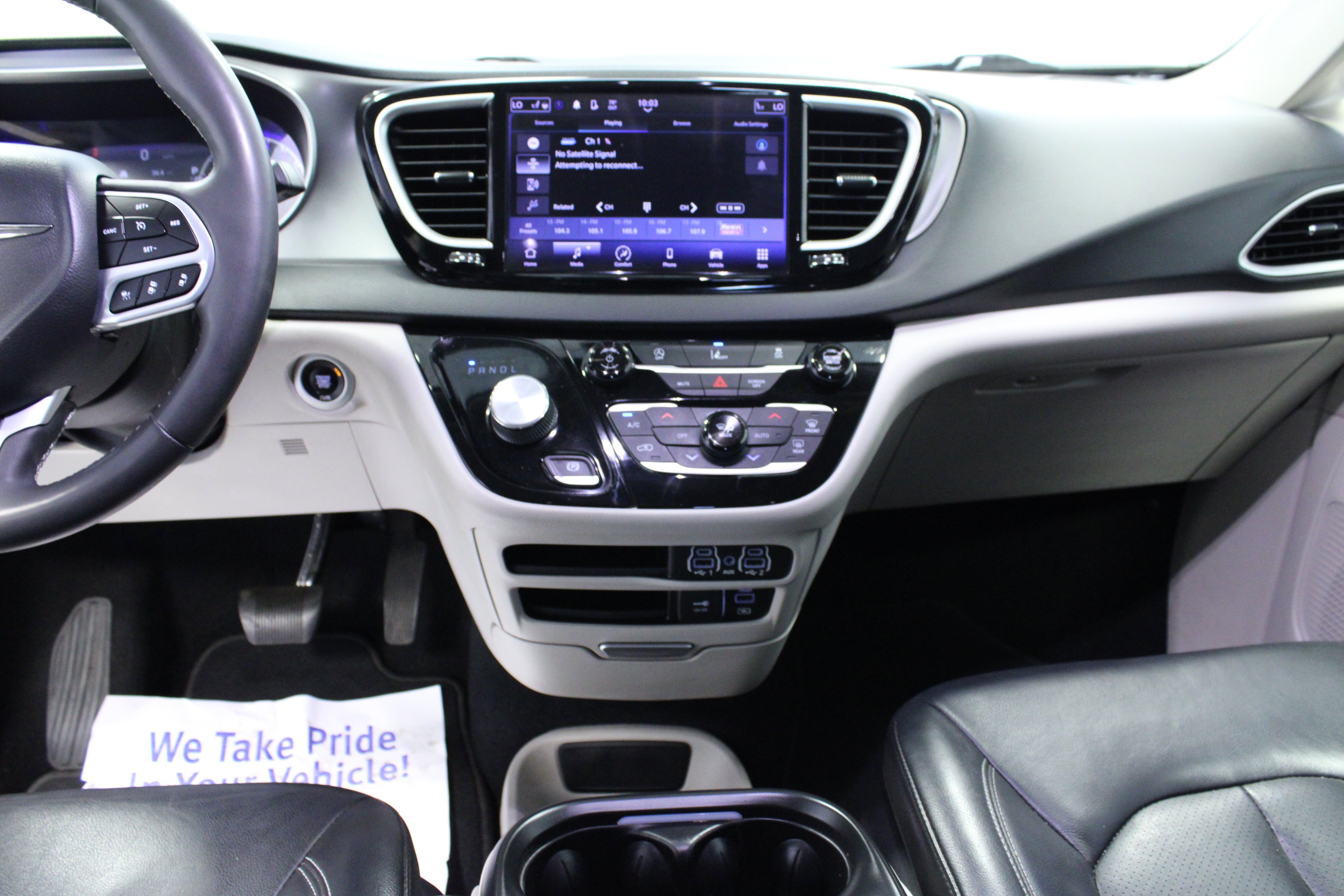 Used 2022 Bright White Clearcoat Chrysler Touring L image 19