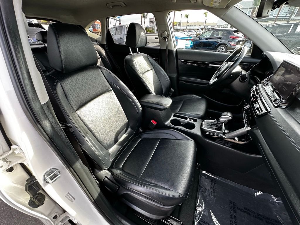 Used 2021 White Kia SX image 18