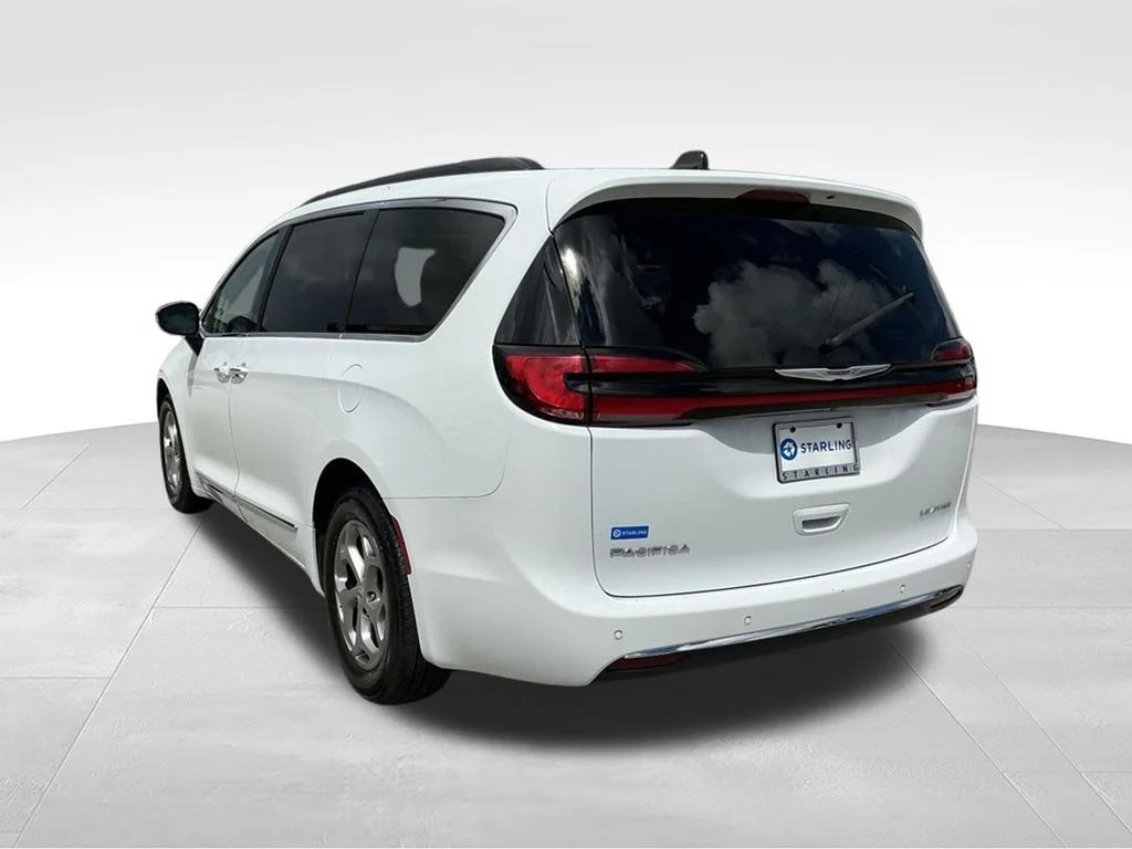 Used 2023 White Chrysler Limited image 5