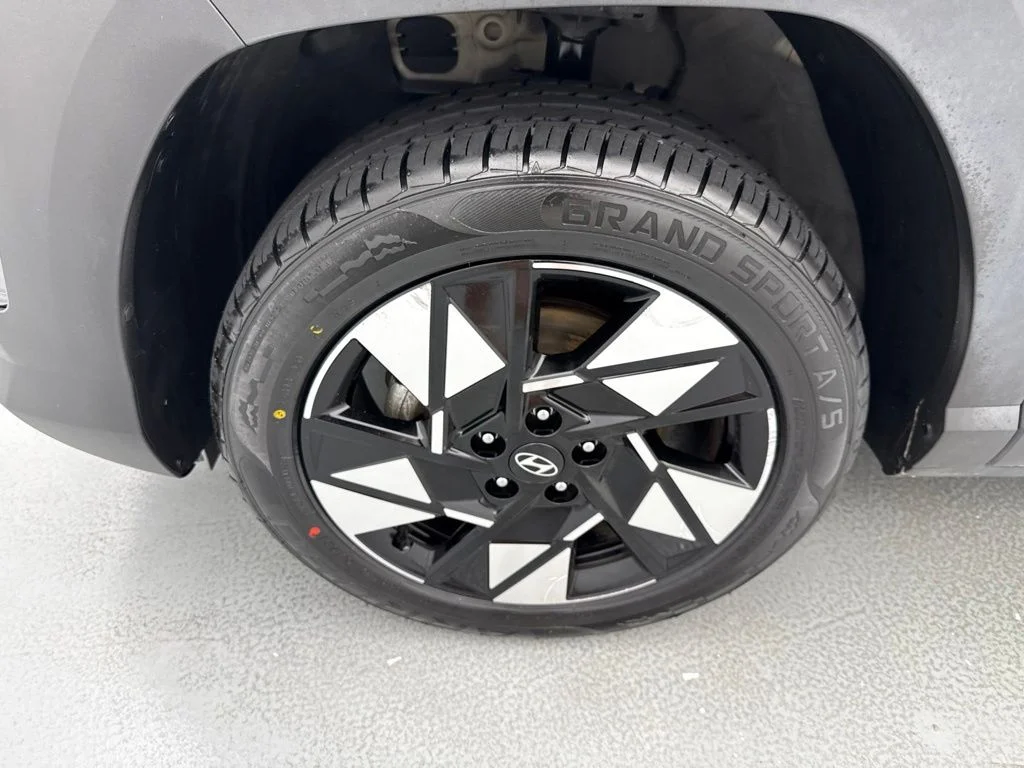 Used 2024 Gray Hyundai SEL image 4