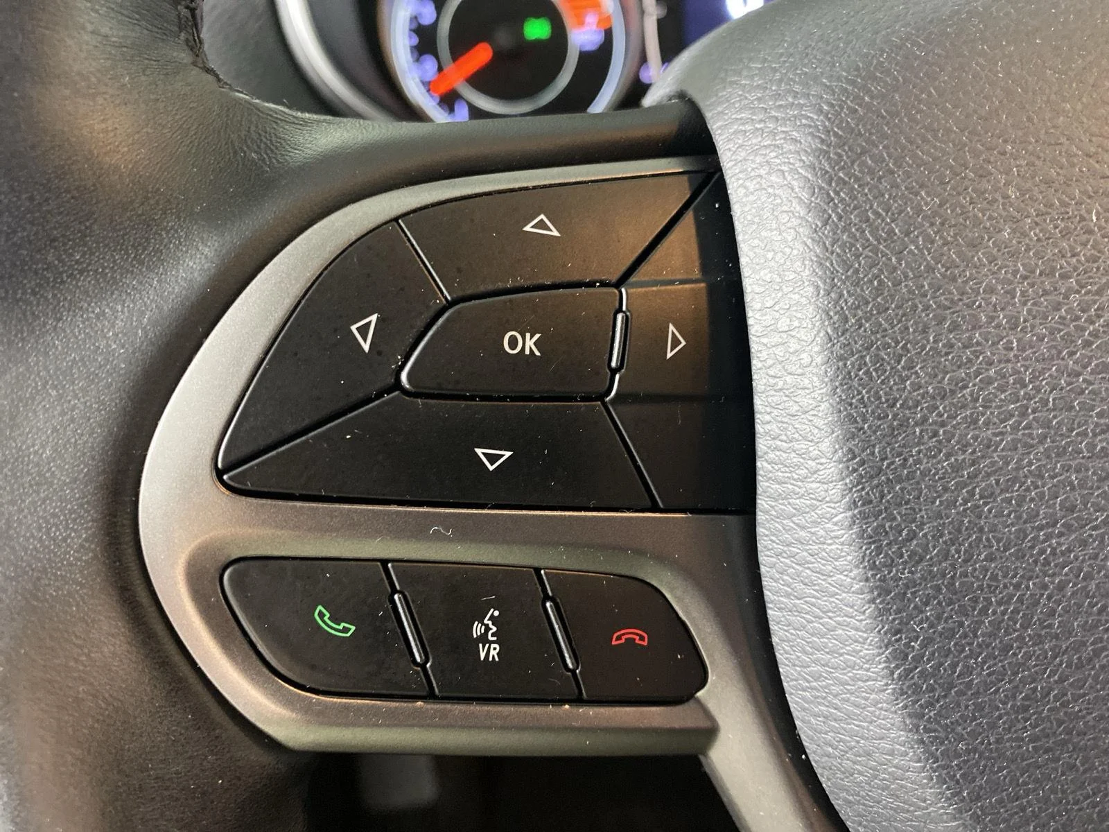 Used 2019 Velvet Red Pearlcoat Jeep Latitude Plus image 18