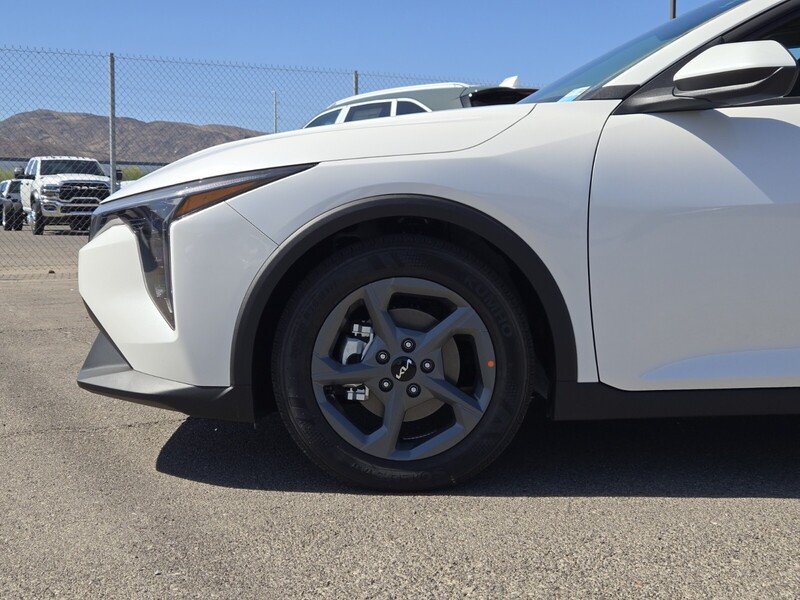 New 2026 Snow White Pearl Kia LXS image 5