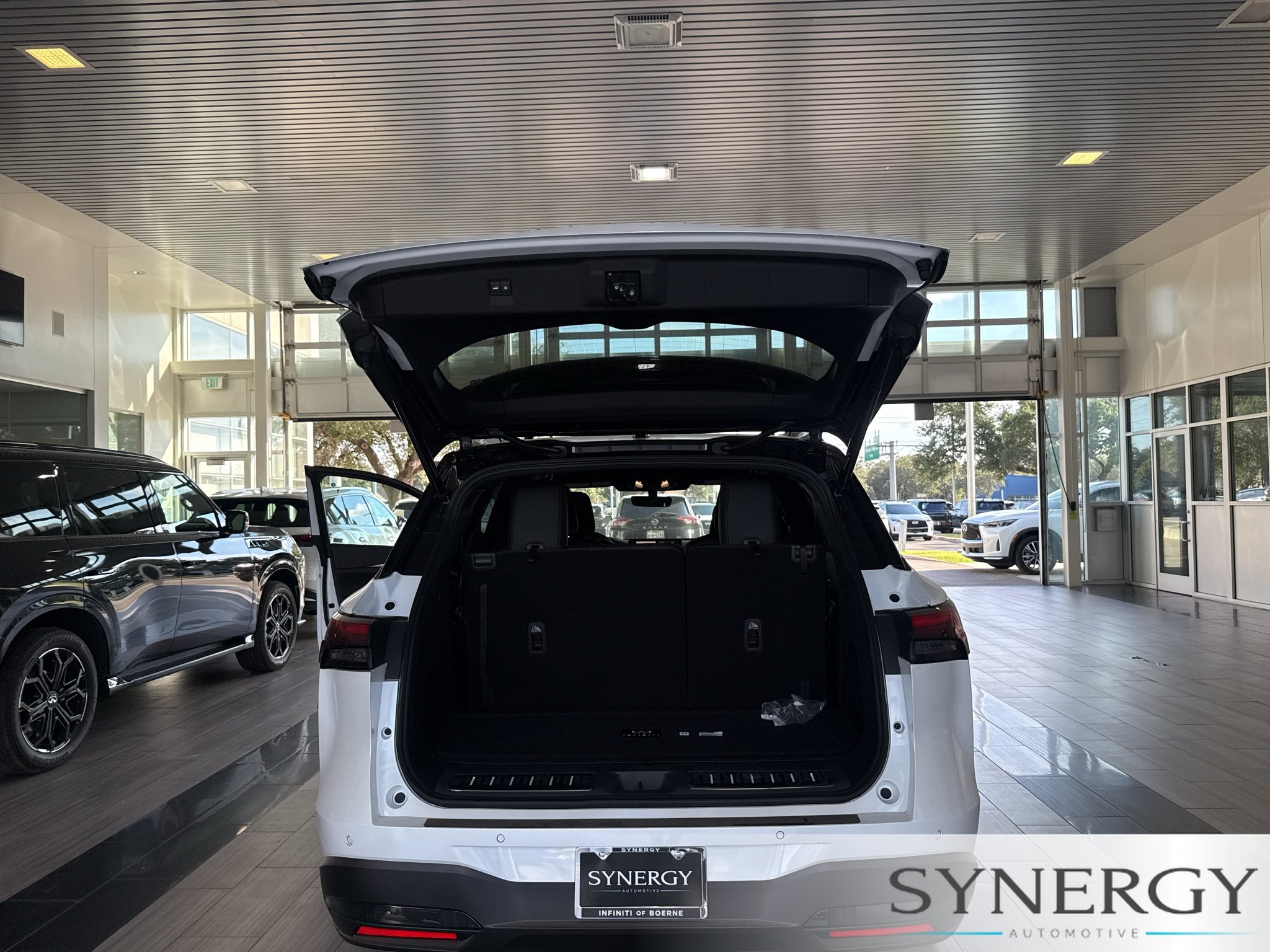 New 2027 2T RAD WHT INFINITI Sport AWD image 30