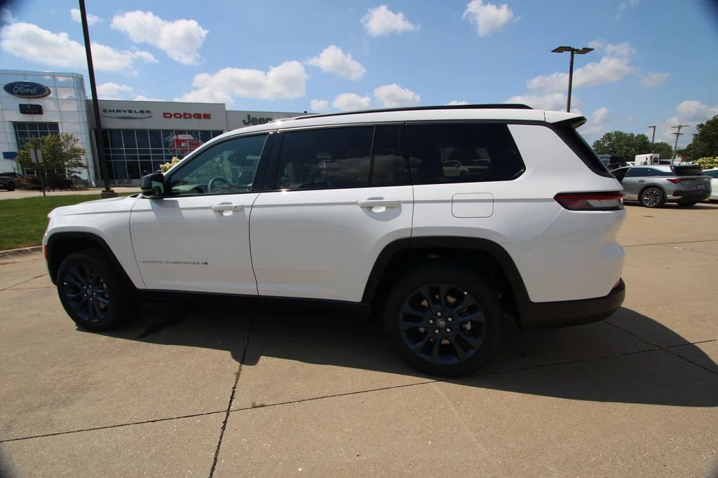 New 2026 Bright White Clear-Coat Exterior Paint Jeep Limited image 17