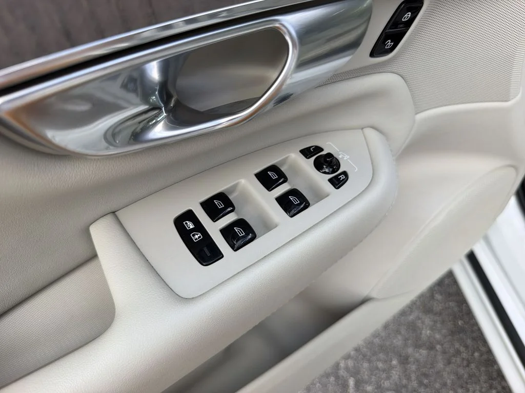 Used 2023 White Volvo B6 Plus 6-Seater image 30