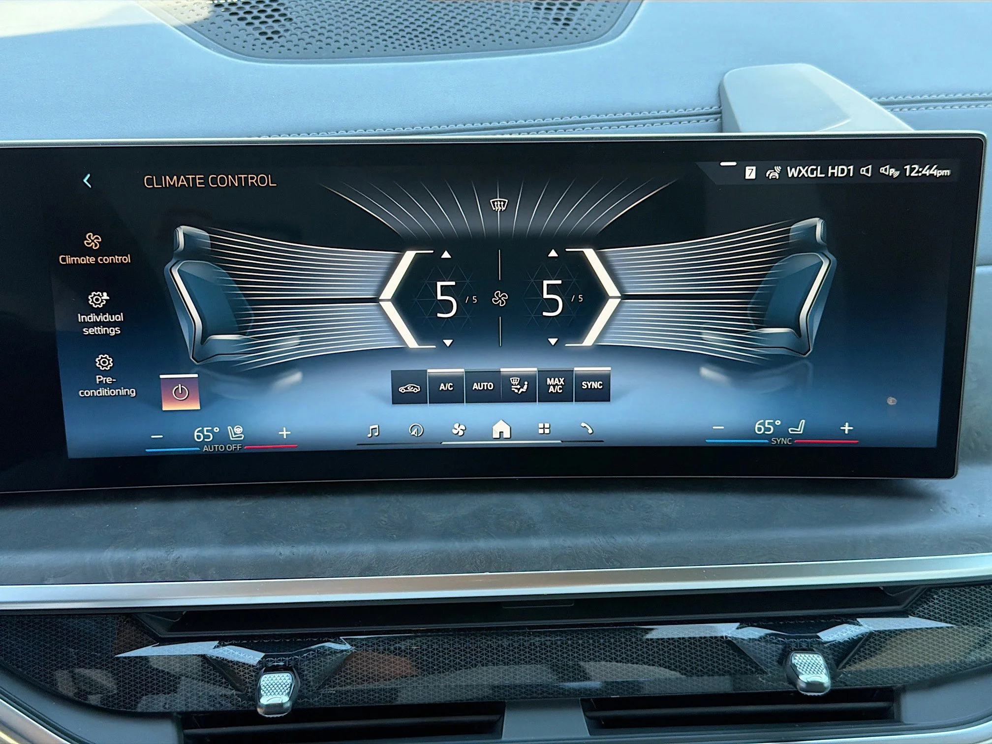 New 2026 Carbon Black Metallic BMW xDrive50e image 35