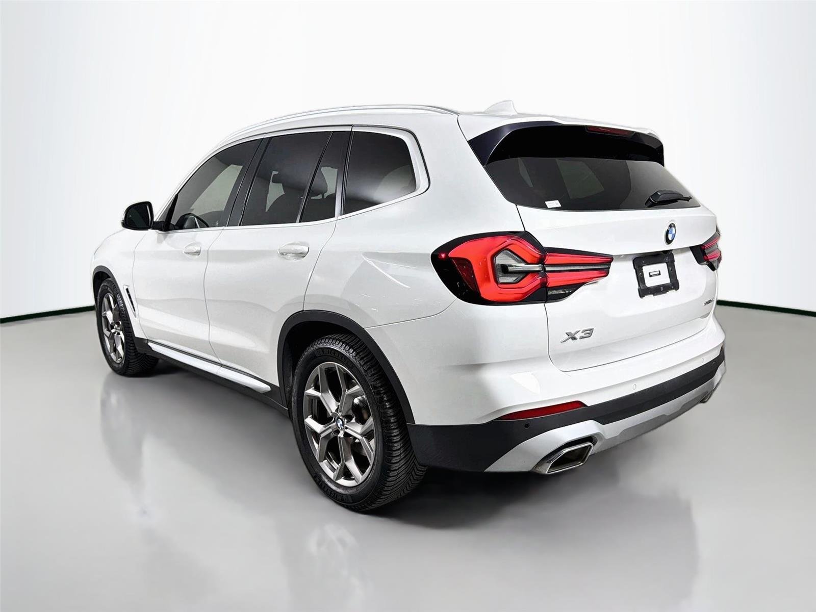 Used 2022 Alpine White BMW sDrive30i image 7
