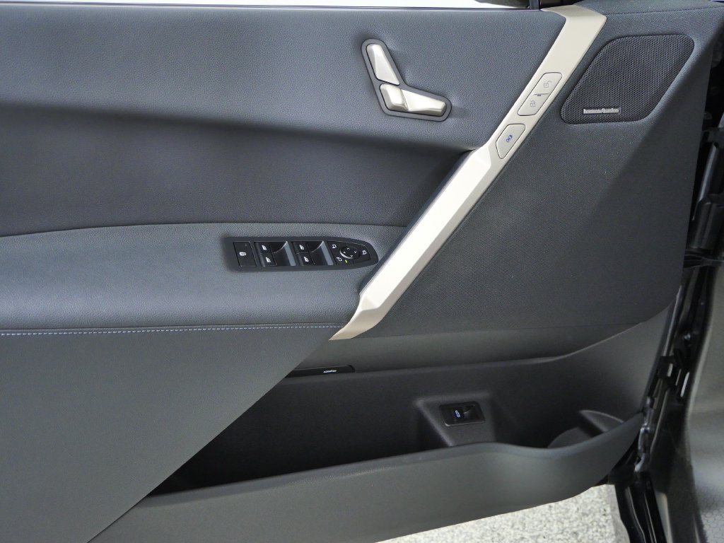 Used 2024 Black BMW xDrive50 image 34