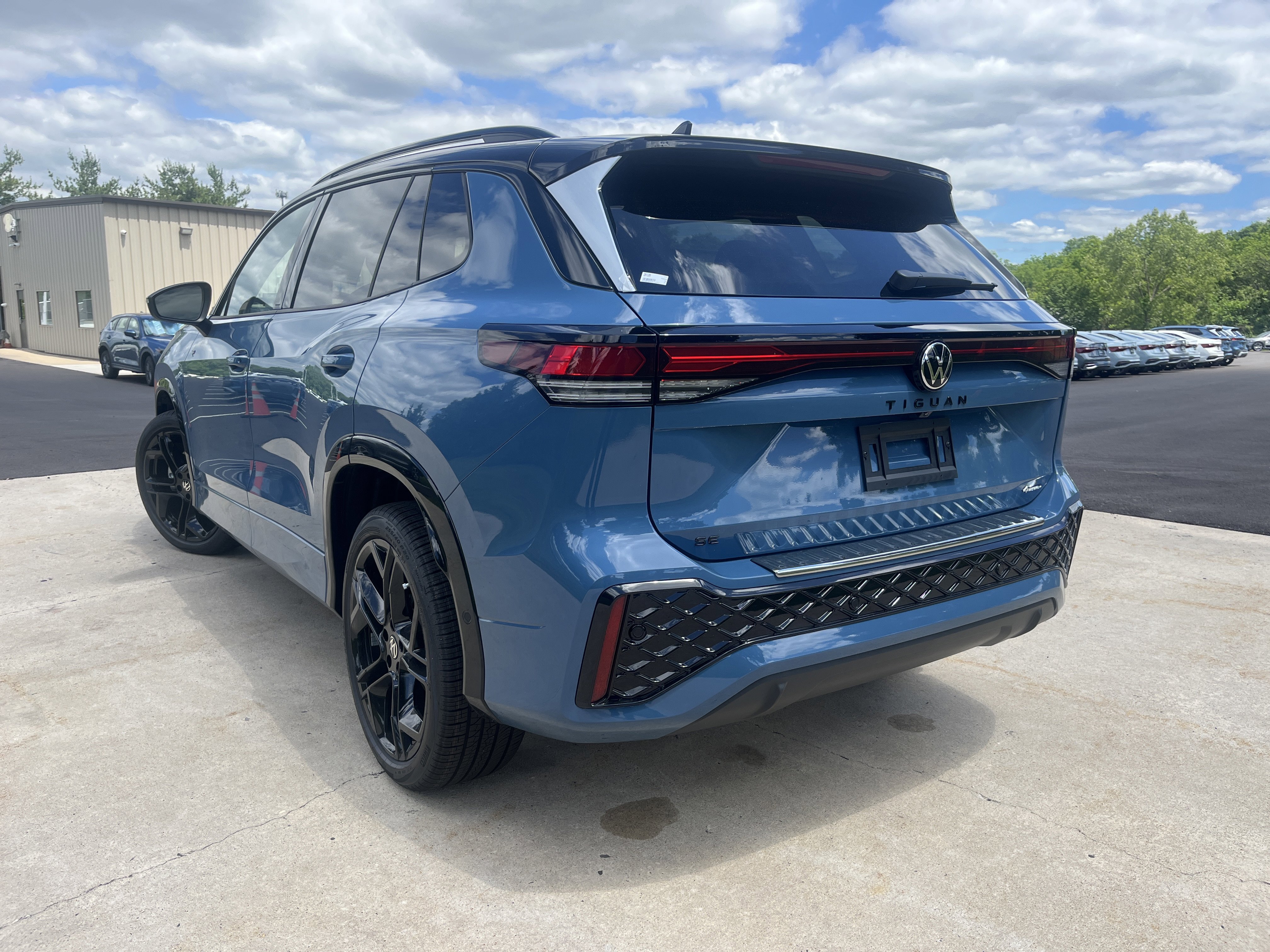 New 2026 Monterey Blue w/Deep Black Roof Volkswagen SE R-Line Black image 10
