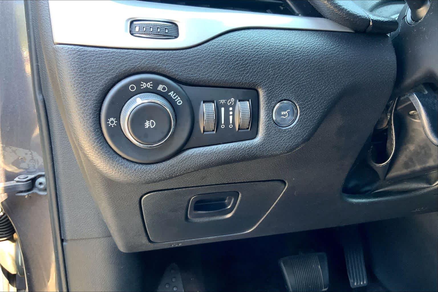 Used 2018 Granite Crystal Metallic Clearcoat Jeep Trailhawk image 33