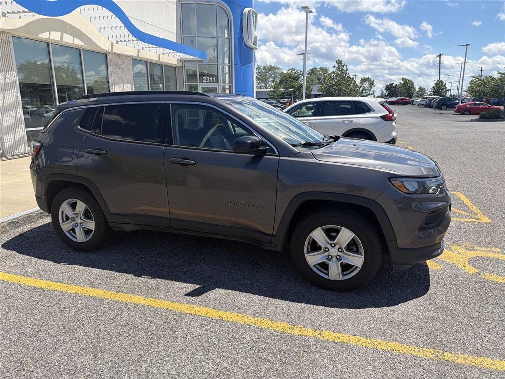 Used 2022 Granite Crystal Metallic Clearcoat Jeep Latitude image 1