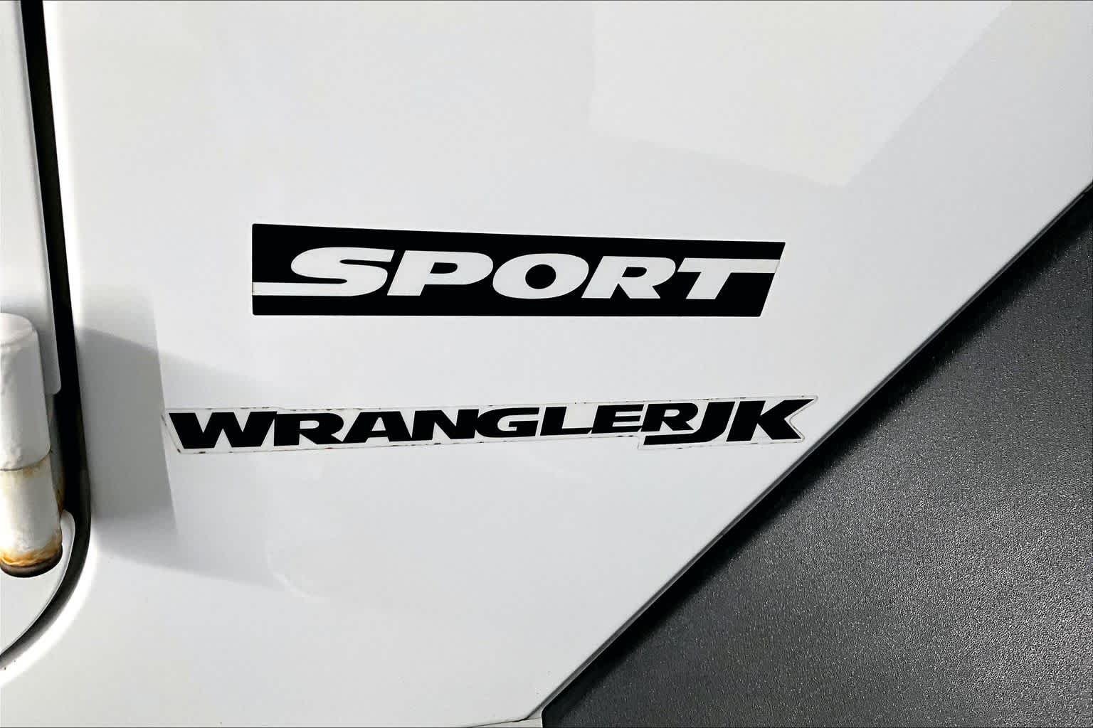 Used 2018 Bright White Clearcoat Jeep Sport S image 30