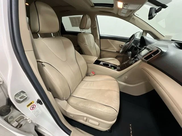 Used 2014 White Toyota XLE image 30