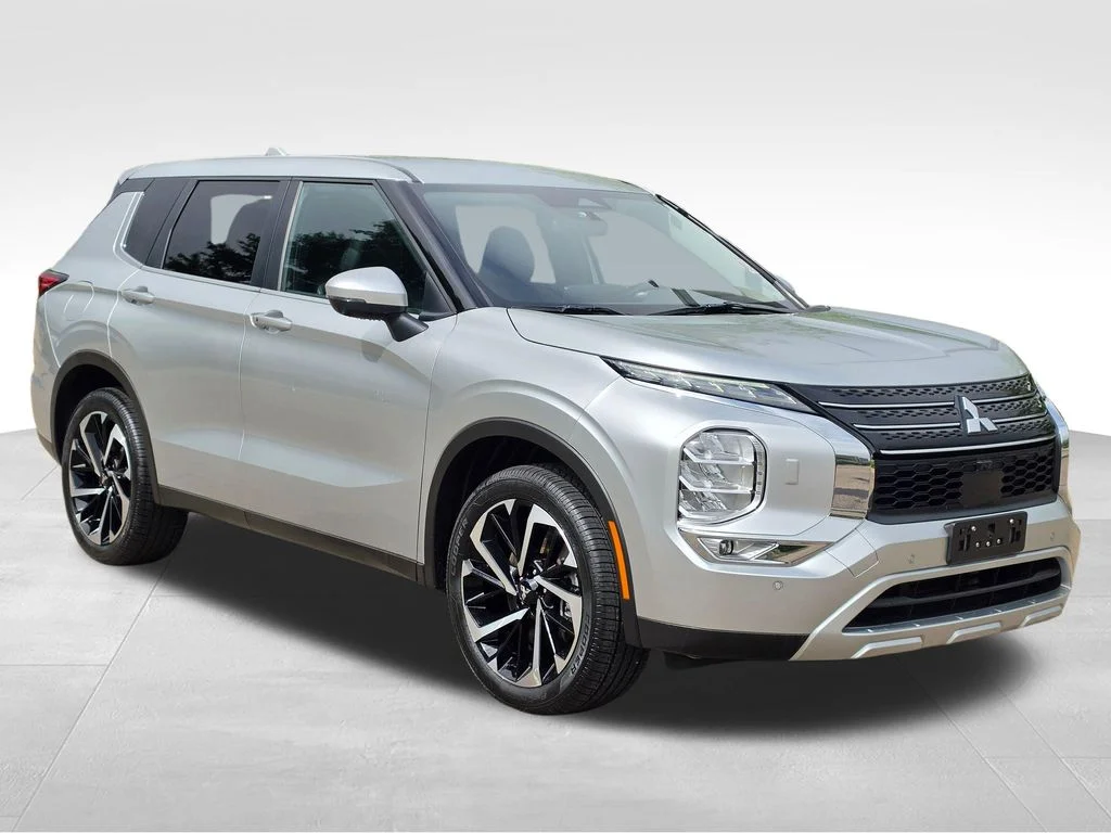 Used 2024  Mitsubishi SE image 5