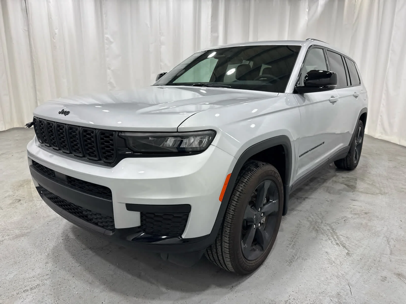 Used 2025 Silver Jeep Altitude 4x4 image 1