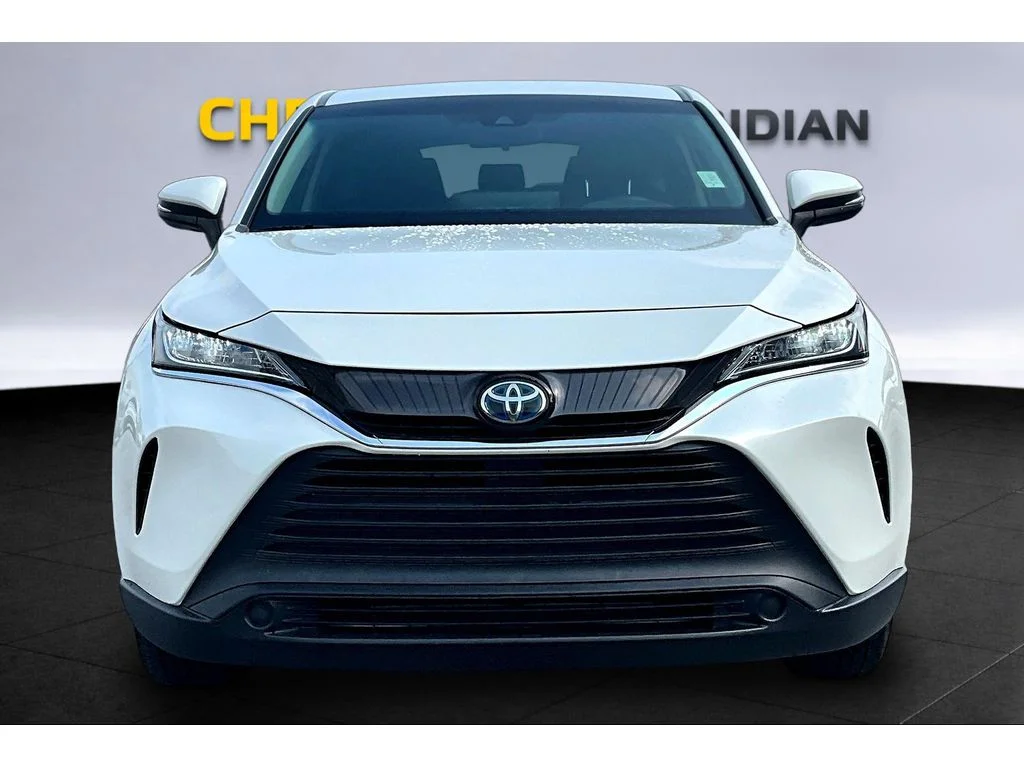 Used 2021  Toyota LE image 3