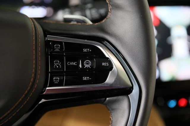 New 2026 Bright White Clear-Coat Exterior Paint Jeep Summit image 5