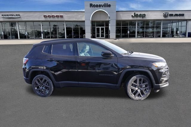 New 2026 Diamond Black Crystal Pearl-Coat Exterior Paint Jeep Limited image 2