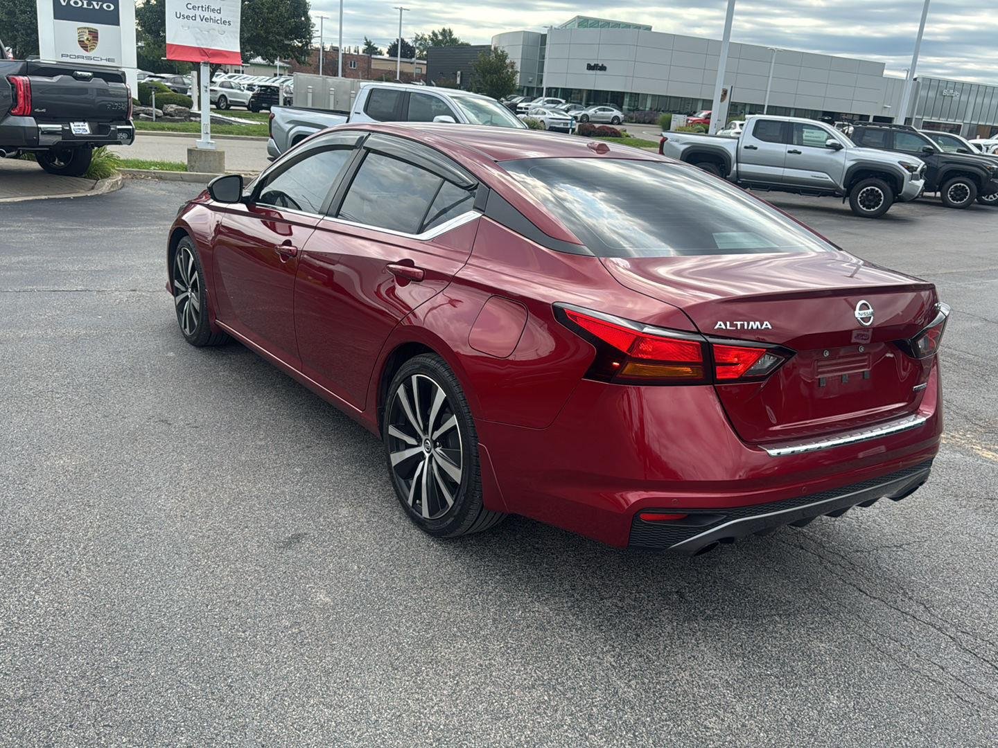 Used 2022 Scarlet Ember Tintcoat Nissan 2.0 SR image 4