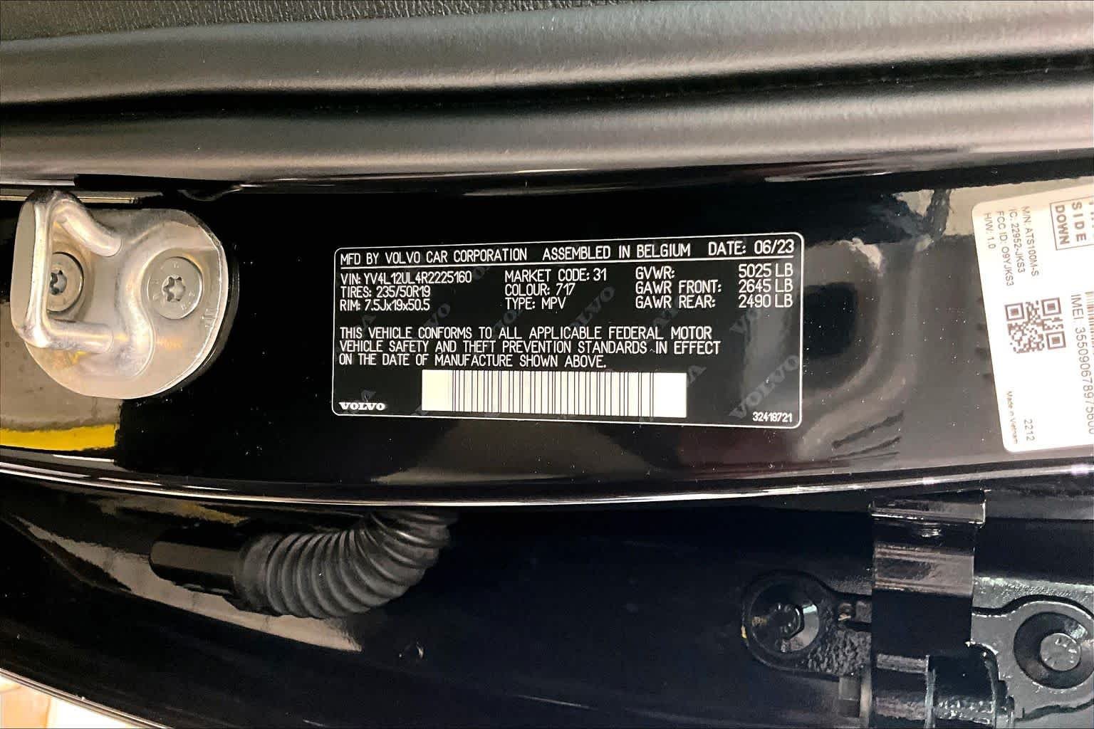 Used 2024 Onyx Black Metallic Volvo Plus Dark Theme image 32