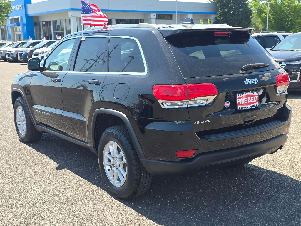 Used 2018 Diamond Black Crystal Pearlcoat Jeep Laredo E image 13