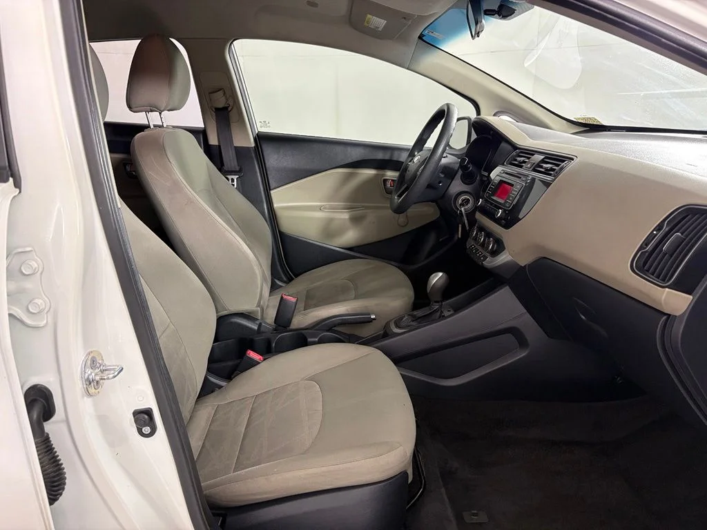Used 2016 White Kia LX image 34