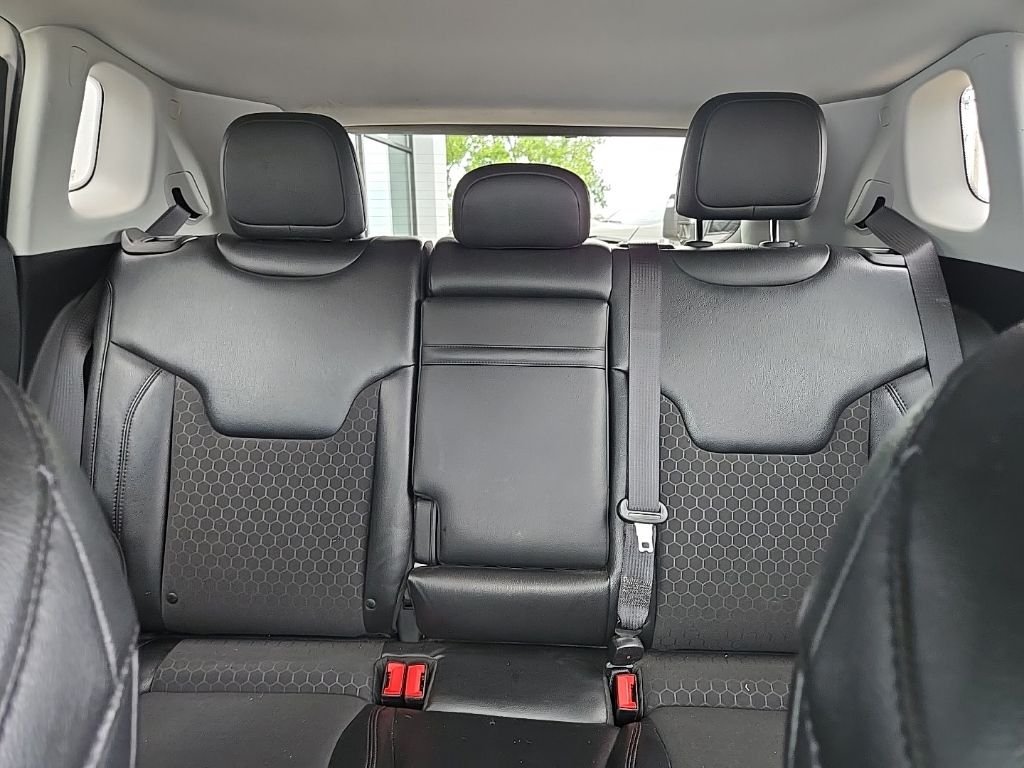 Used 2018 White Jeep Latitude image 31