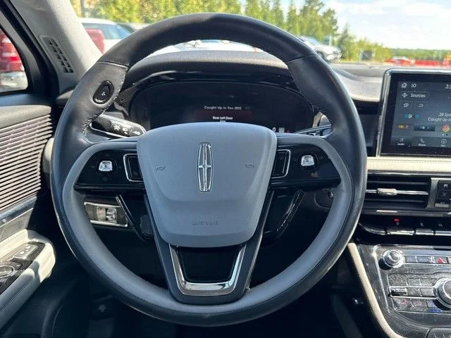 Used 2022 Pearl Metallic Lincoln Reserve image 13