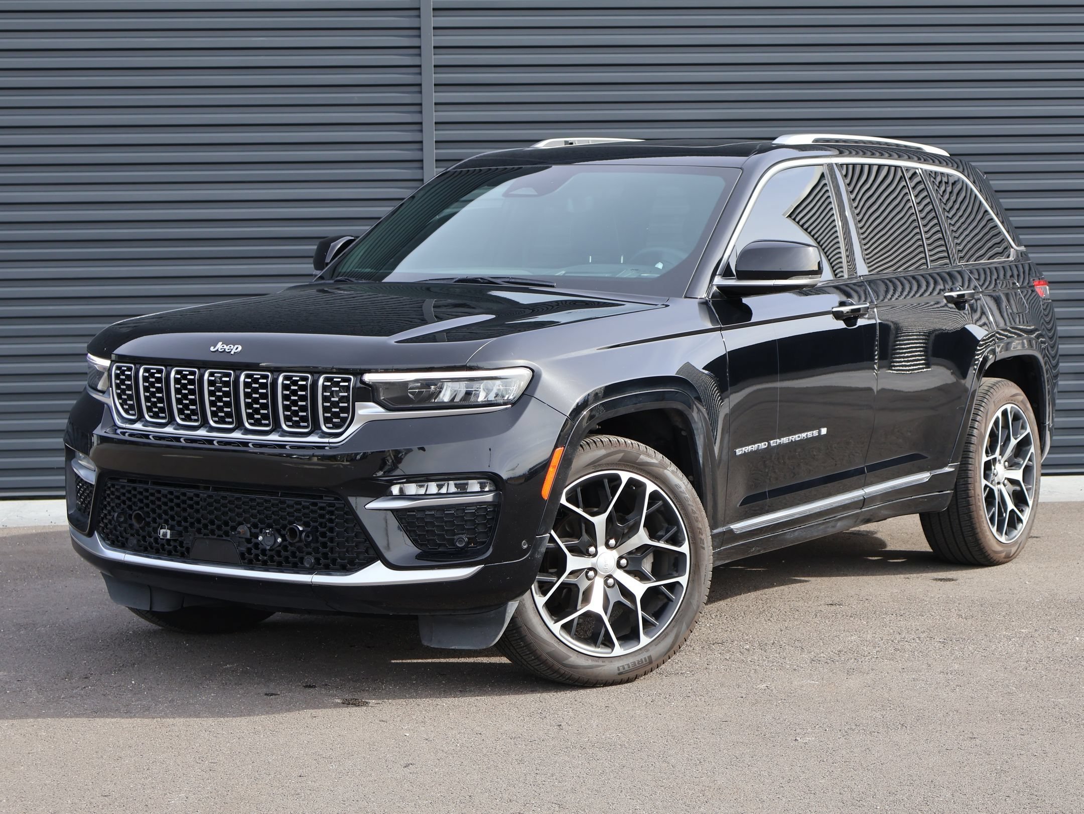 Used 2023 Diamond Black Crystal Pearlcoat Jeep Summit Reserve image 1
