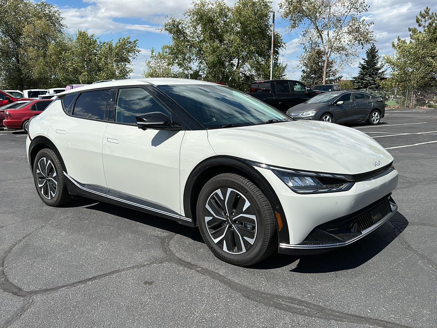 Used 2022 White Kia Wind image 9