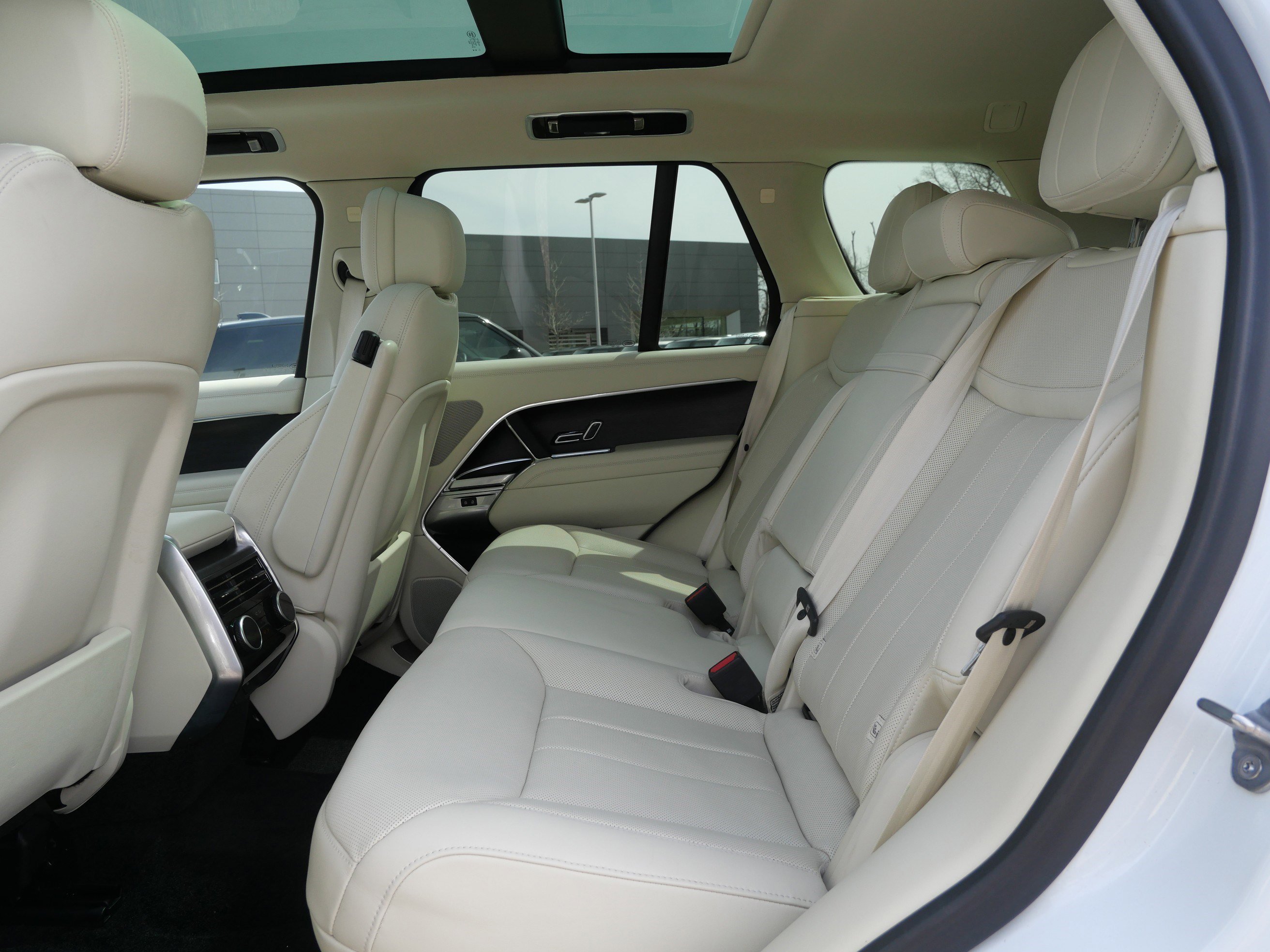 Used 2023 Fuji White Land Rover SE image 15