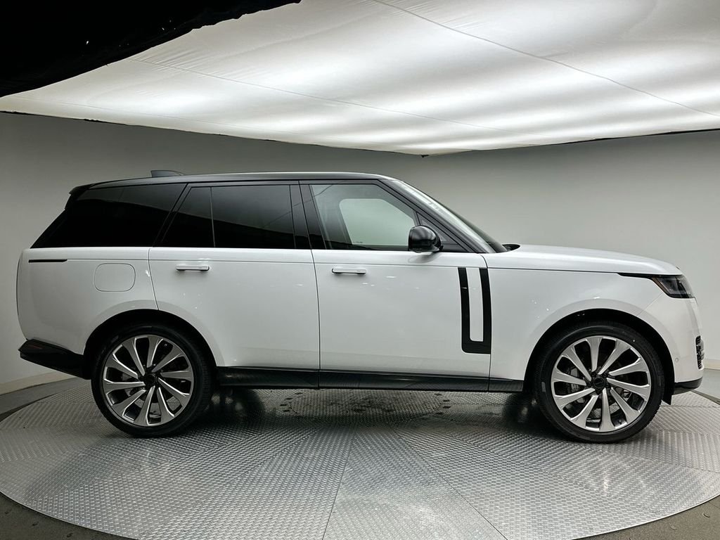 New 2026 Fuji White Land Rover SE image 4