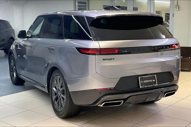 Used 2024  Land Rover SE image 16