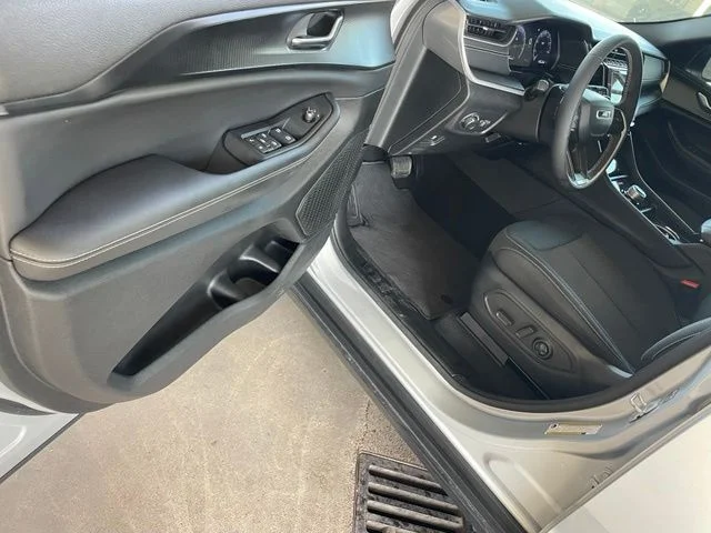 Used 2025 Silver Jeep Laredo image 18